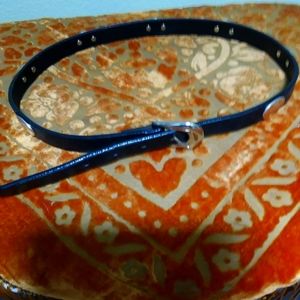 JUSTIN belt in black with silver decoration.